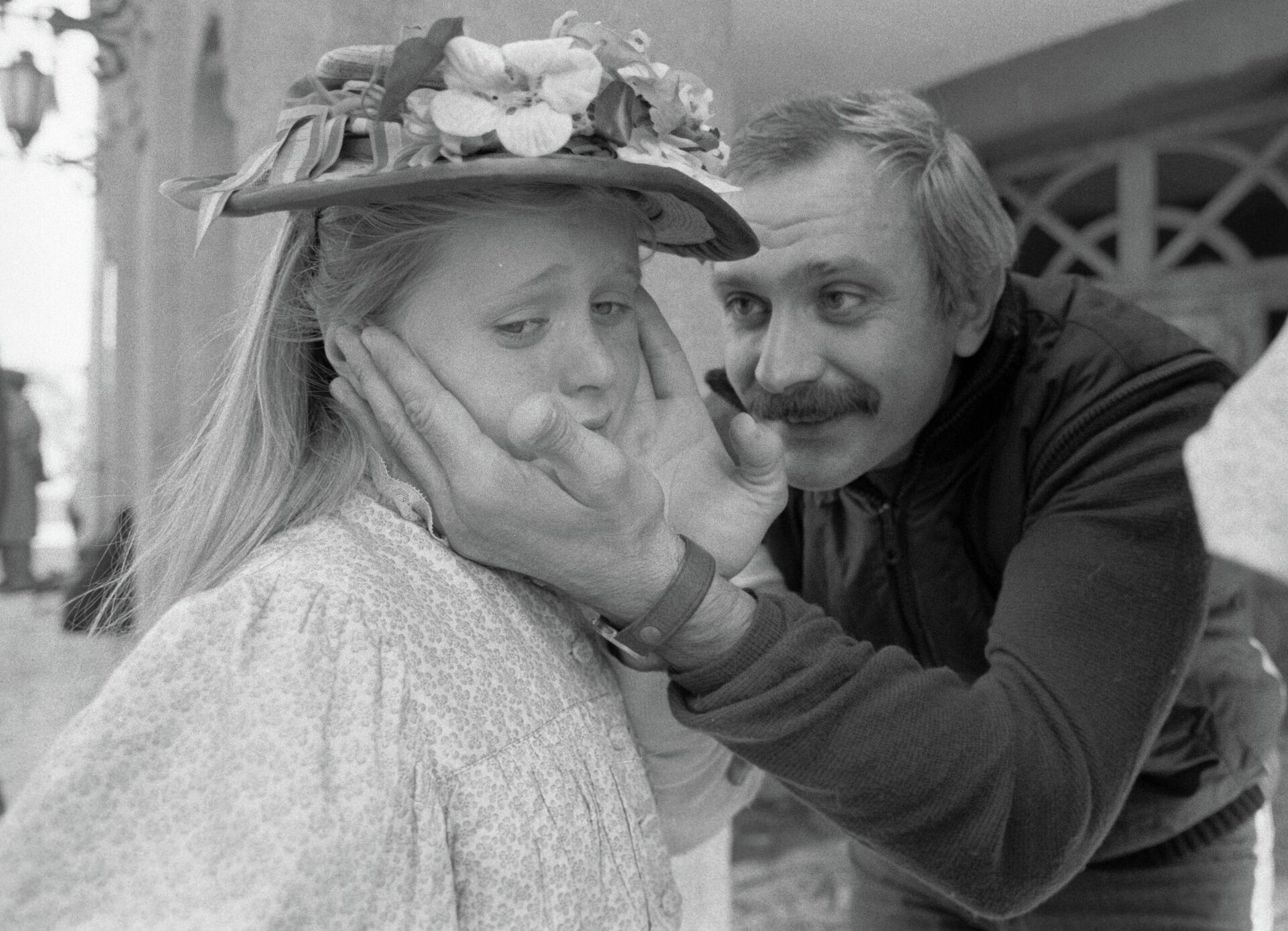 Народный артист РСФСР Никита Михалков с дочерью Анной, которая снимается в массовке Народный артист РСФСР Никита Михалков с дочерью Анной, которая снимается в массовке - РИА Новости, 1920, 31.10.2025