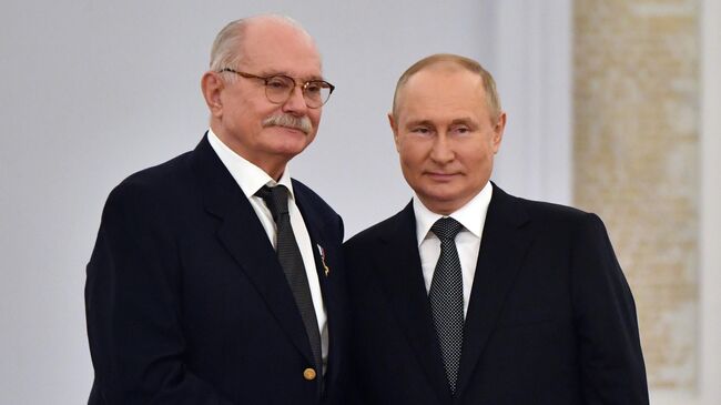 Президент РФ Владимир Путин и председатель Российского Фонда Культуры, кинорежиссер Никита Михалков