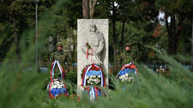 Венки у мемориала советским и югославским воинам Освободителям Белграда