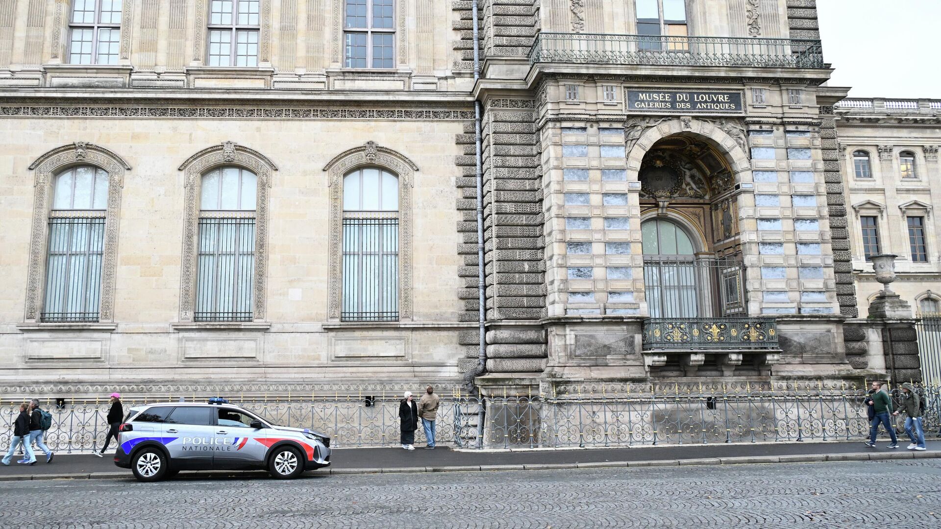 Полицейская машина у здания Лувра в Париже, Франция - РИА Новости, 1920, 01.11.2025