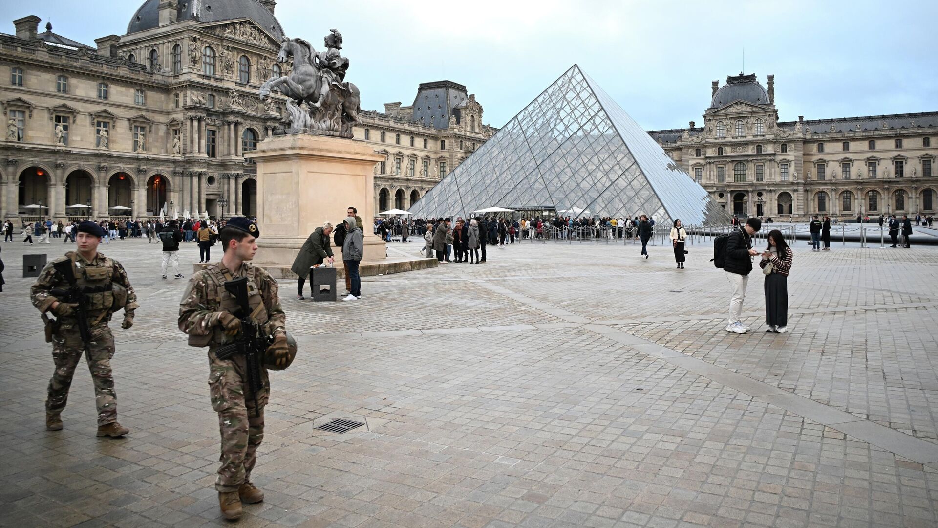 Французские военные у здания Лувра в Париже - РИА Новости, 1920, 22.12.2025