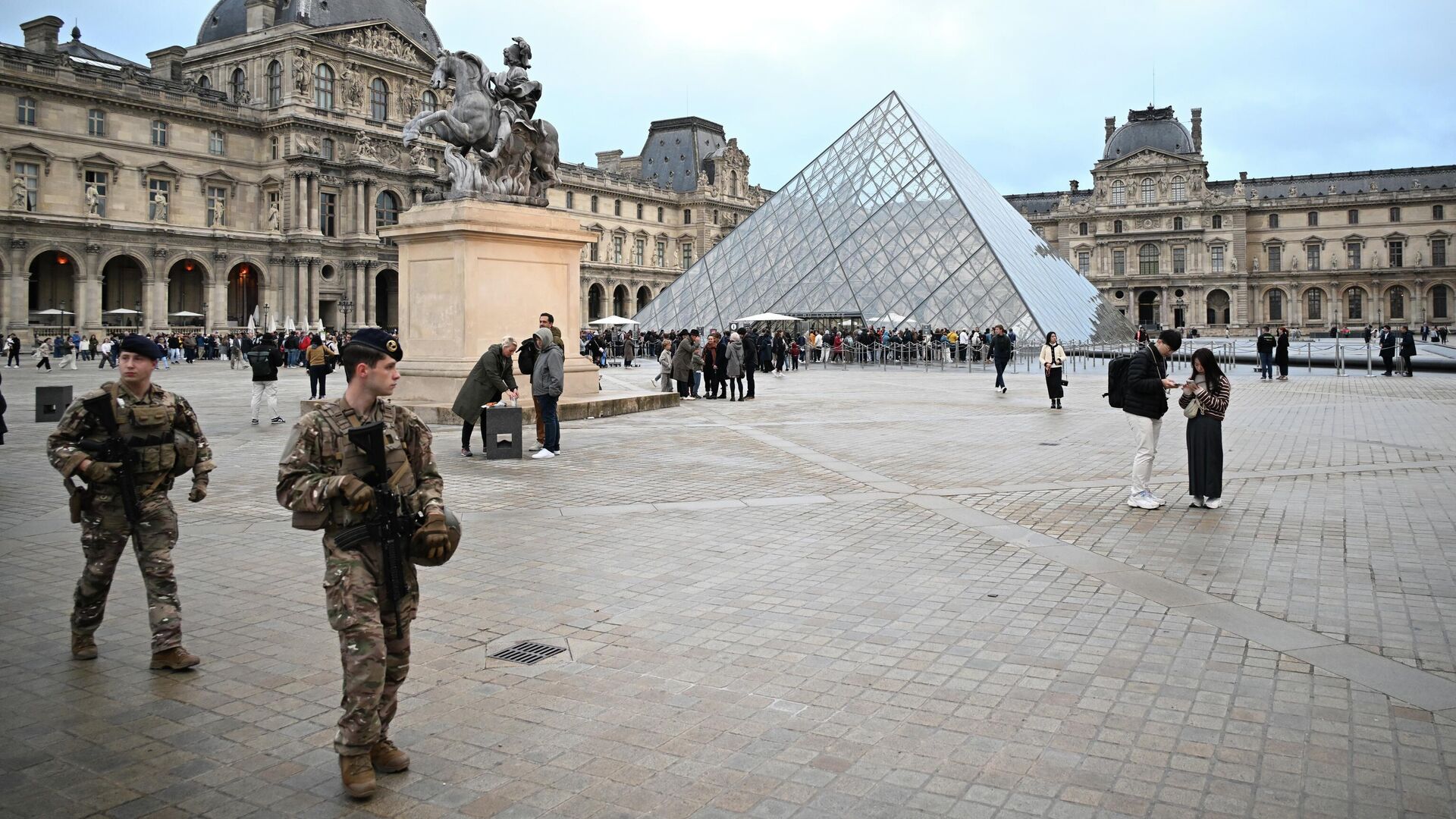 Французские военные у здания Лувра в Париже Французские военные у здания Лувра в Париже - РИА Новости, 1920, 22.12.2025
