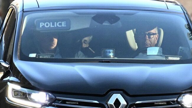 Автомобиль с бывшим президентом Франции Николя Саркози прибывает в тюрьму Санте. 21 октября 2025 Автомобиль с бывшим президентом Франции Николя Саркози прибывает в тюрьму Санте. 21 октября 2025