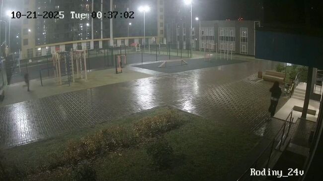 Момент нападения на девушку в одном из ЖК Казани