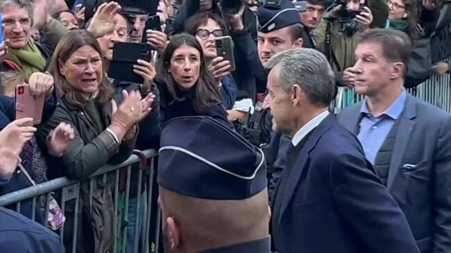 Экс-президент Франции Николя Саркози перед отправкой в тюрьму Санте Экс-президент Франции Николя Саркози перед отправкой в тюрьму Санте