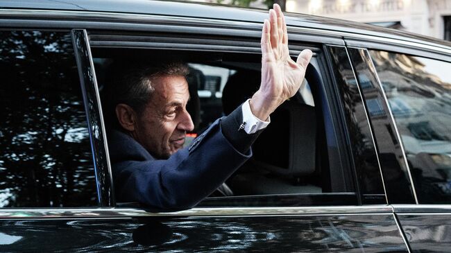 Бывший президент Франции Николя Саркози перед отправлением в тюрьму Санте. 21 июля 2025 Бывший президент Франции Николя Саркози перед отправлением в тюрьму Санте. 21 июля 2025