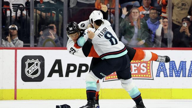 Никита Гребенкин (слева) во время драки с Кейлом Флери