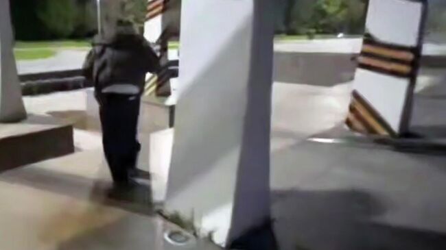 Девушка возле арок с георгиевскими лентами в городе Набережные Челны. Кадр видео из соцсетей