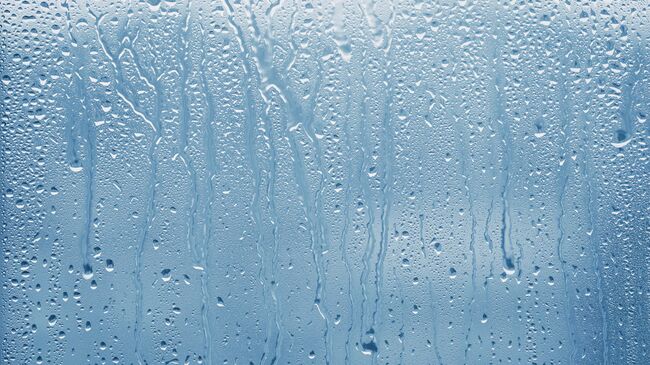 Капли воды на стекле
