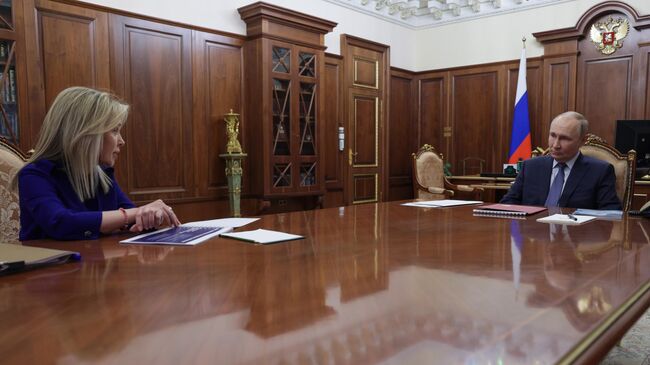 Президент РФ Владимир Путин и руководитель Федеральной службы по надзору в сфере природопользования Светлана Радионова во время встречи Президент РФ Владимир Путин и руководитель Федеральной службы по надзору в сфере природопользования Светлана Радионова во время встречи