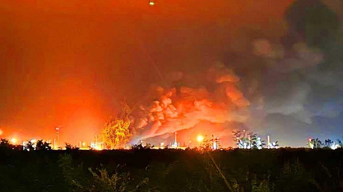 Пожар на заводе нефтегазовой компании MOL под Будапештом Пожар на заводе нефтегазовой компании MOL под Будапештом - РИА Новости, 1920, 21.10.2025