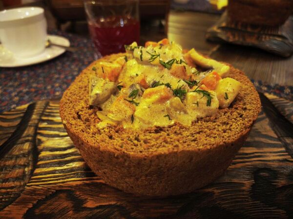 Бефстроганов из говядины в хлебе подают в ресторане марийской кухни Теплая речка в Йошкар-Оле Бефстроганов из говядины в хлебе подают в ресторане марийской кухни Теплая речка в Йошкар-Оле