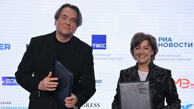 Генеральный директор Первого канала, продюсер Константин Эрнст и генеральный директор АО Российский экспортный центр Вероника Никишина на пленарном заседании международного экспортного форума Сделано в России в Москве