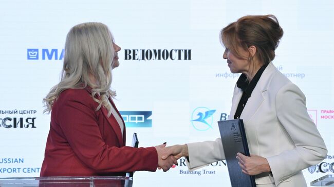 Генеральный директор Школы экспорта РЭЦ Алисия Никитина и первый заместитель генерального директора Московского экспортного центра Надежда Ларионова