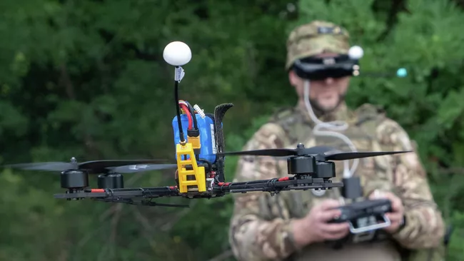 Украинский военнослужащий управляет FPV-дроном
