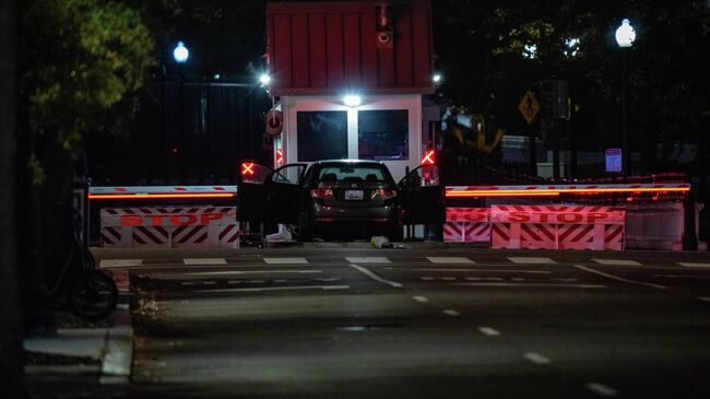 Автомобиль, въехавший в ворота Секретной службы США возле Белого дома в Вашингтоне