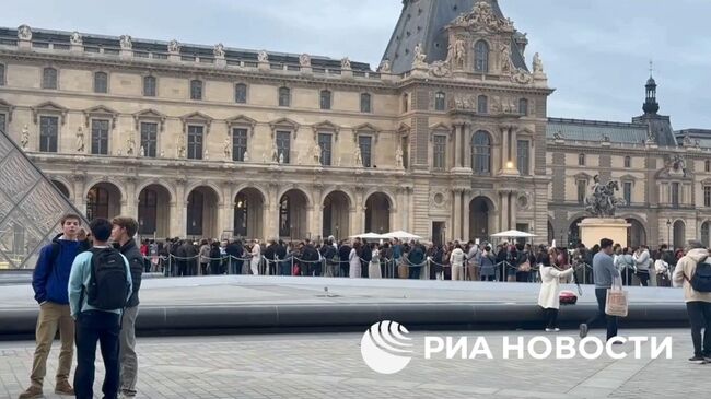 Лувр вновь открыл двери для посетителей