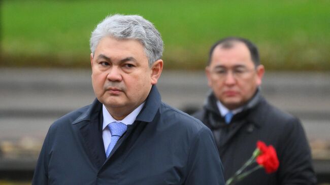 Глава МИД Казахстана Ермек Кошербаев на церемонии возложения венка к Могиле Неизвестного Солдата в Москве