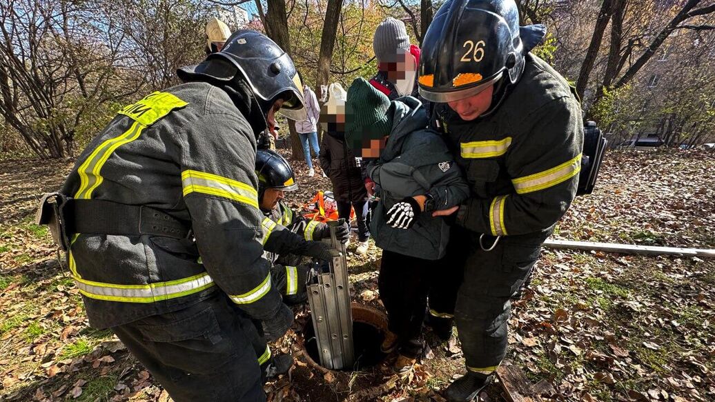 В Приморье спасатели вызволили ребенка, упавшего в колодец