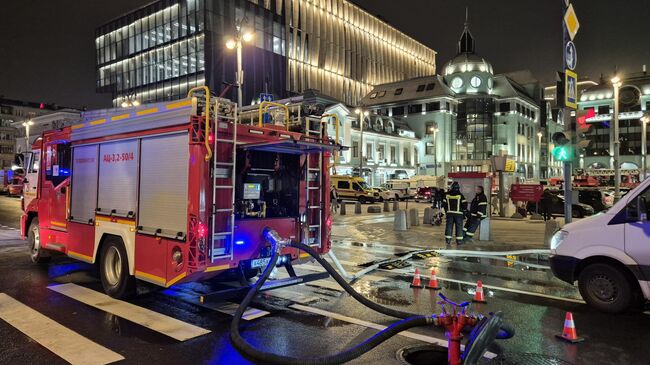 Экстренные службы у административного здания, где произошло возгорание на Тверской Заставе в Москве