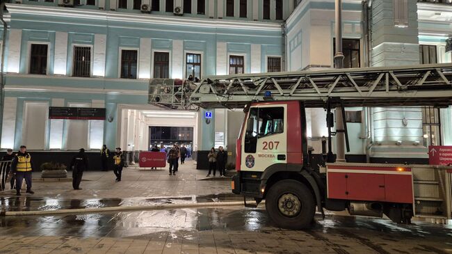 Экстренные службы у административного здания, где произошло возгорание на Тверской Заставе в Москве