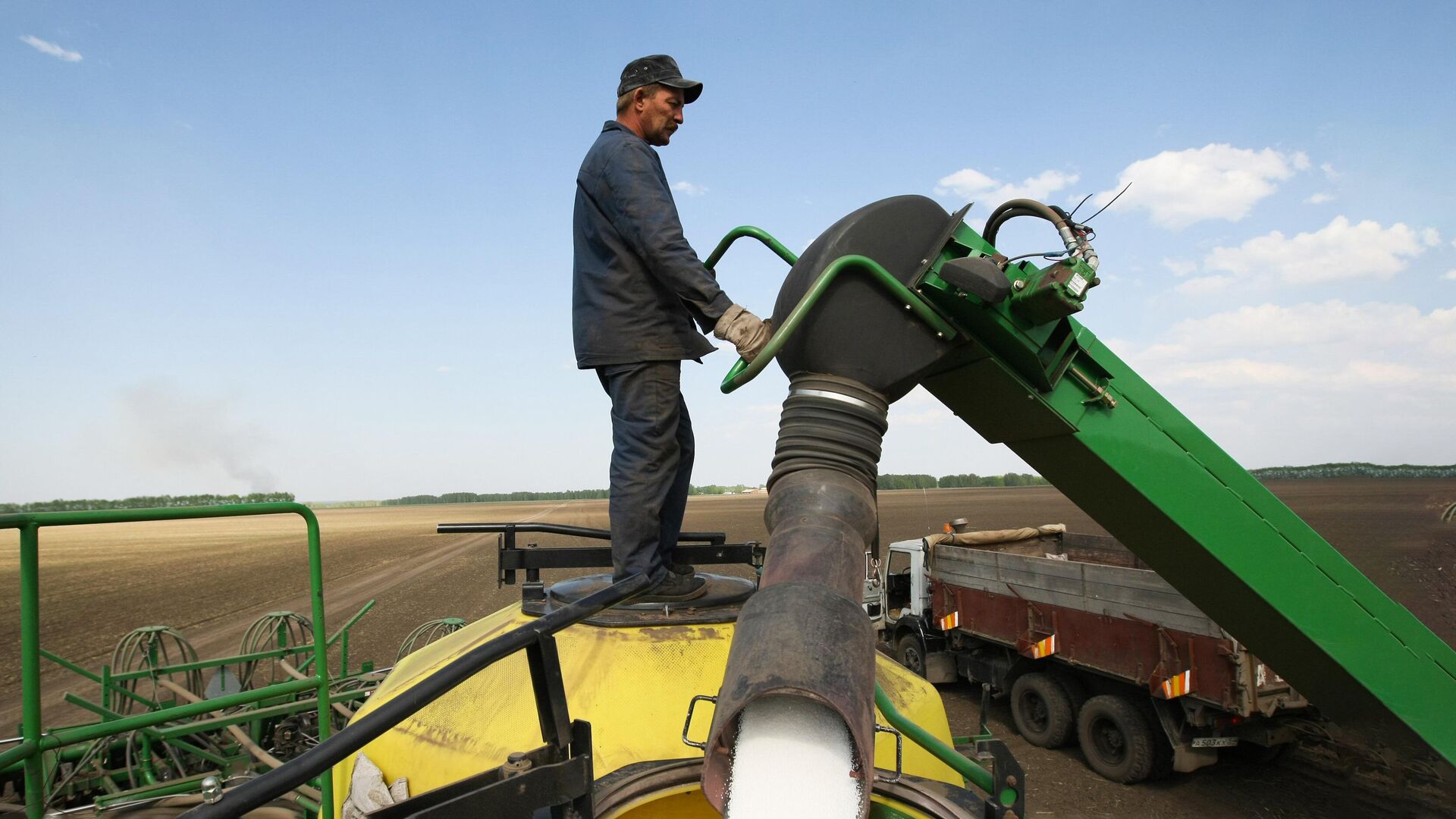 Весенне-полевые работы в Новосибирской области Весенне-полевые работы в Новосибирской области - РИА Новости, 1920, 24.10.2021