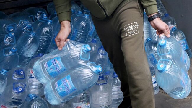 Доставка воды активистами общероссийского общественного движения Народный фронт