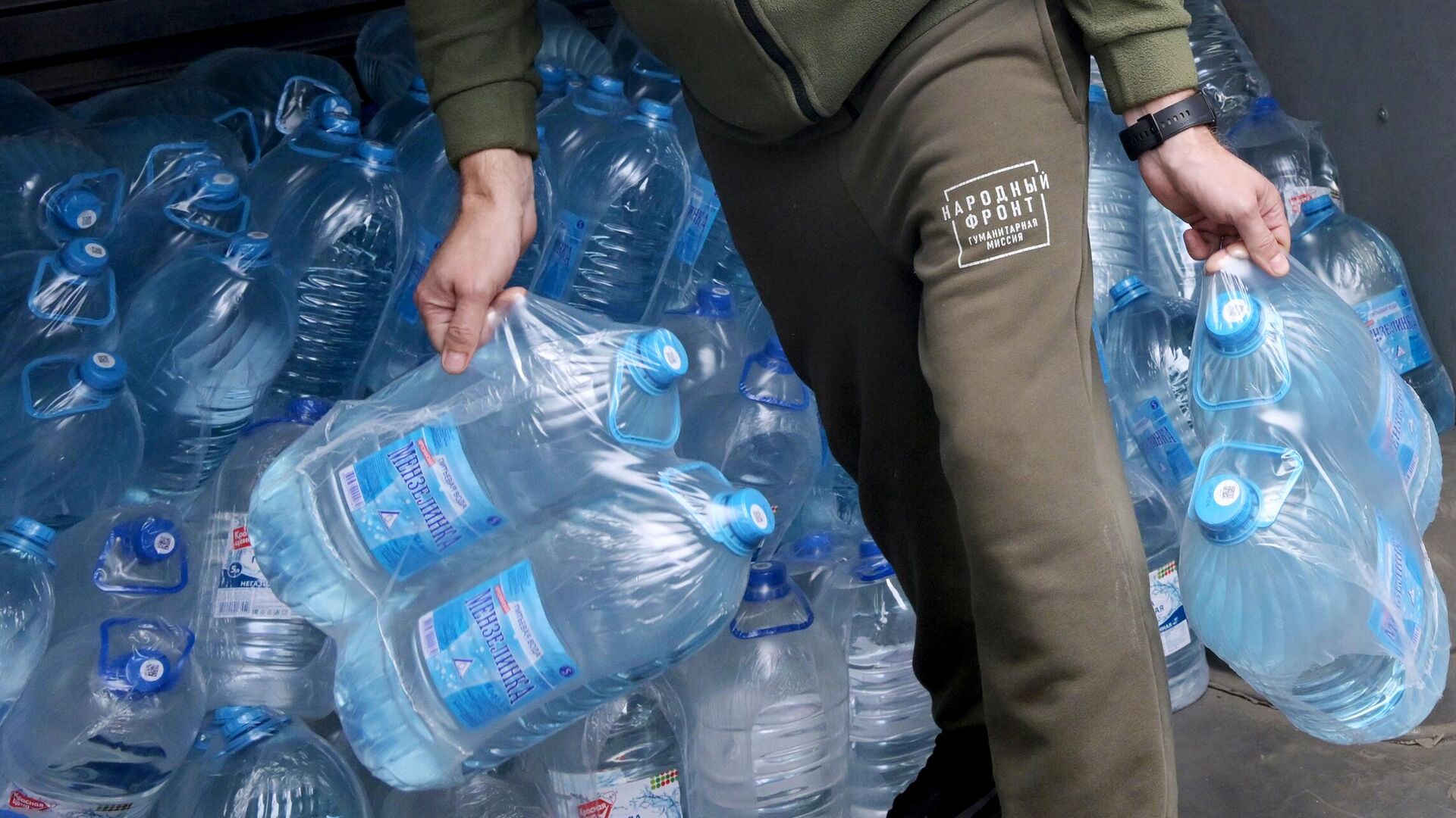 Доставка воды активистами общероссийского общественного движения Народный фронт Доставка воды активистами общероссийского общественного движения Народный фронт - РИА Новости, 1920, 10.12.2025