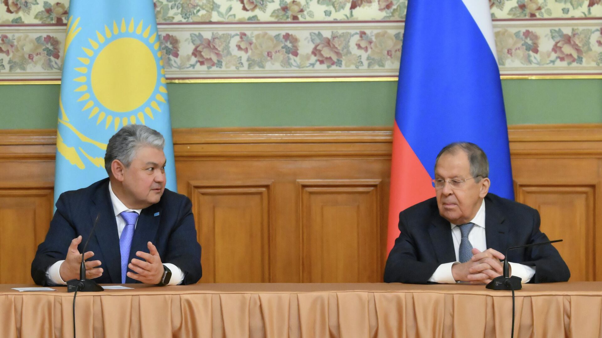 Министр иностранных дел Казахстана Ермек Кошербаев и министр иностранных дел Сергей Лавров на пресс-конференции по итогам встречи в Москве. 22 октября 2025 - РИА Новости, 1920, 22.10.2025