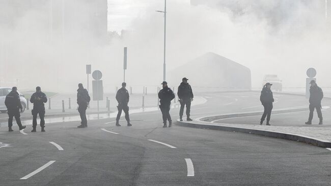 Полицейские во время локализации пожара в лагере сторонников правительства возле здания сербского парламента в Белграде Полицейские во время локализации пожара в лагере сторонников правительства возле здания сербского парламента в Белграде