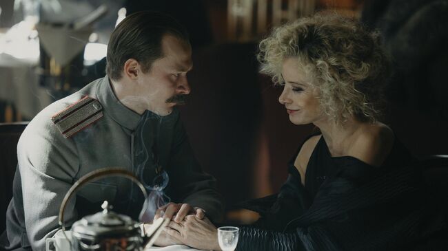 Юра Борисов и Юлия Высоцкая в сериале Хроники русской революции