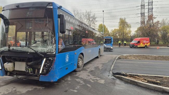 ДТП с участием автобуса и автомобиля на улице Поречная в Москве