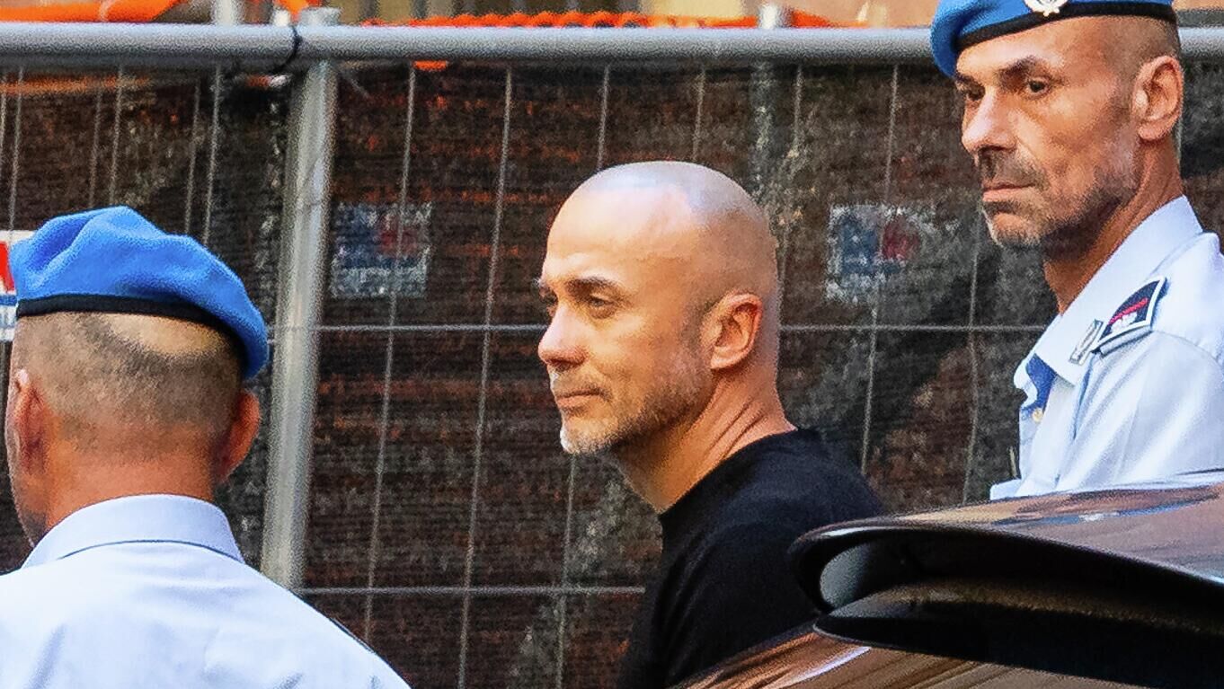 Сергей Кузнецов после заседания суда в Болонье Сергей Кузнецов после заседания суда в Болонье - РИА Новости, 1920, 19.11.2025