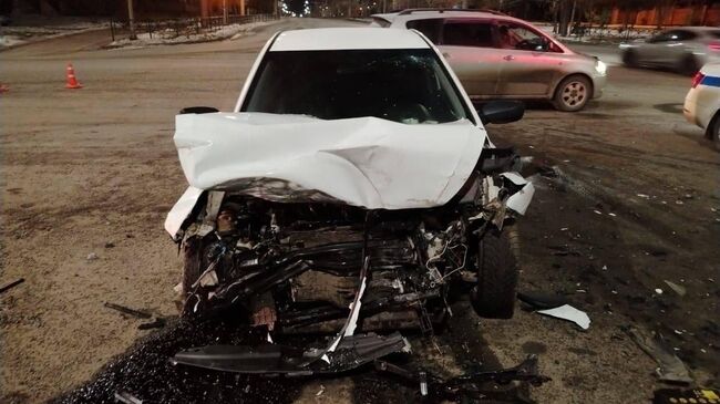 Последствия ДТП с участием автобуса на пересечении улиц Комсомольская и Подбельского в Братске