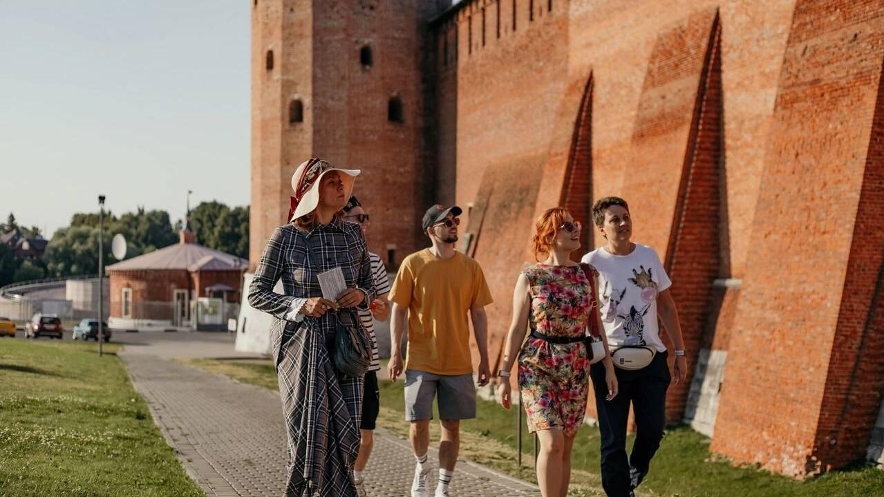 Экскурсия - РИА Новости, 1920, 22.10.2025