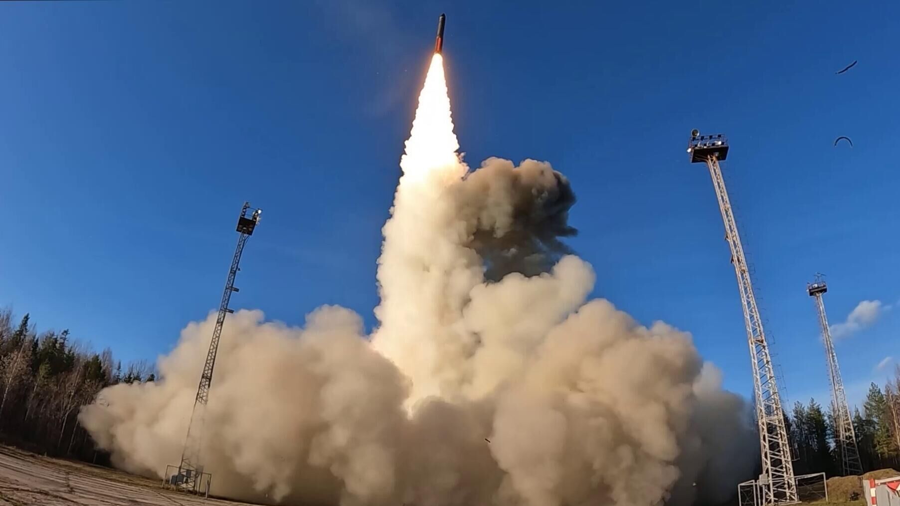 Пуск межконтинентальной баллистической ракеты Ярс в ходе тренировки стратегических ядерных сил с привлечением их наземной, морской и авиационной составляющих Пуск межконтинентальной баллистической ракеты Ярс в ходе тренировки стратегических ядерных сил с привлечением их наземной, морской и авиационной составляющих - РИА Новости, 1920, 23.10.2025