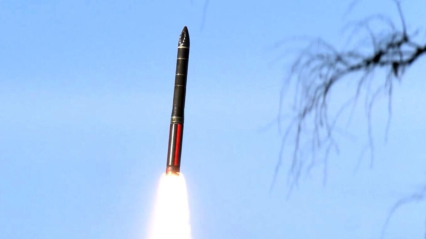 Пуск межконтинентальной баллистической ракеты Ярс в ходе тренировки стратегических ядерных сил - РИА Новости, 1920, 17.12.2025