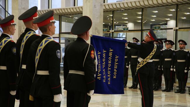 Вручение переходящего знамени Президента РФ лучшему казачьему кадетскому корпусу в Кремлевском дворце Вручение переходящего знамени Президента РФ лучшему казачьему кадетскому корпусу в Кремлевском дворце