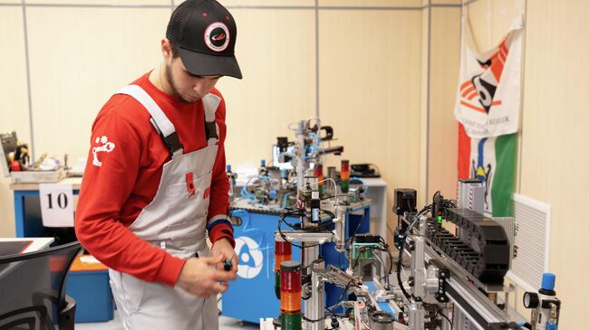 Молодой человек во время работы