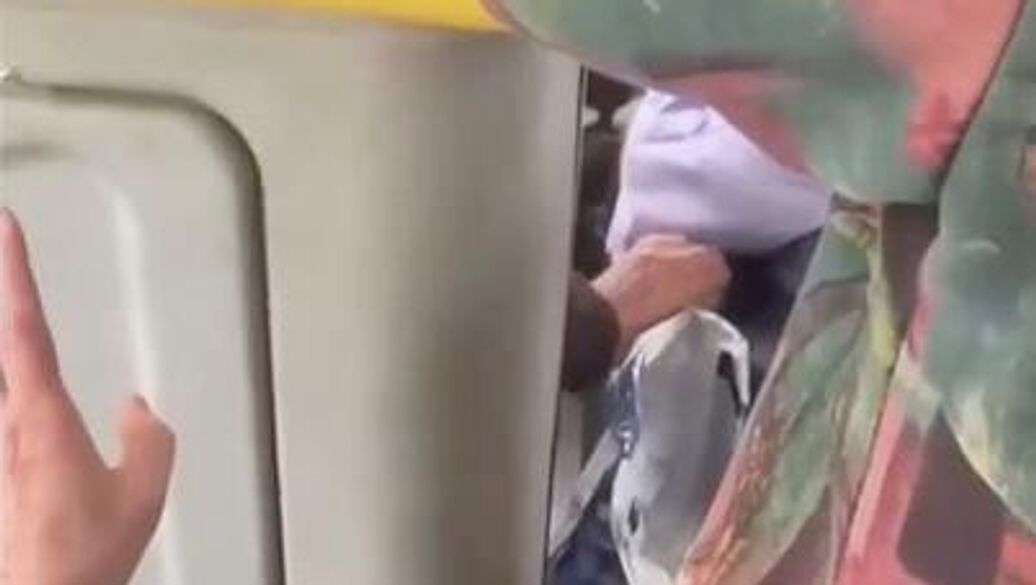 В Красногорске водитель автобуса пытался залезть девочке под куртку