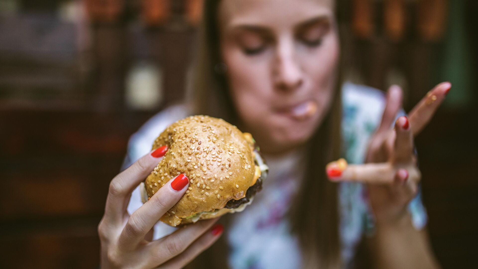 Девушка ест гамбургер - РИА Новости, 1920, 23.10.2025