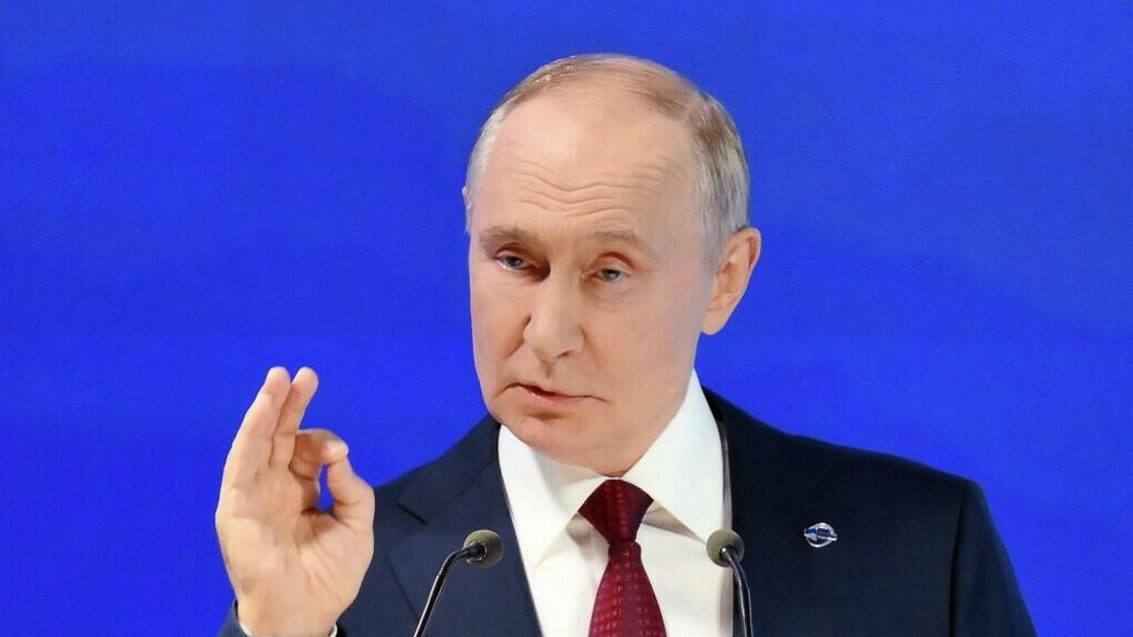 Многодетные семьи должны стать нормой для России, заявил Путин