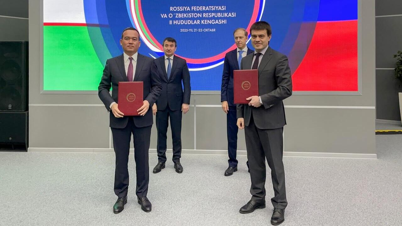 Губернатор Красноярского края Михаил Котюков и хоким Сурхандарьинской области в Узбекистане Улугбек Косимов во время подписания меморандума о сотрудничестве регионов двух стран - РИА Новости, 1920, 23.10.2025