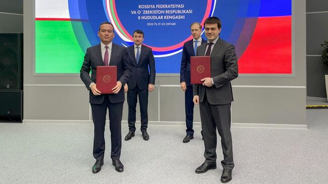 Губернатор Красноярского края Михаил Котюков и хоким Сурхандарьинской области в Узбекистане Улугбек Косимов во время подписания меморандума о сотрудничестве регионов двух стран Губернатор Красноярского края Михаил Котюков и хоким Сурхандарьинской области в Узбекистане Улугбек Косимов во время подписания меморандума о сотрудничестве регионов двух стран
