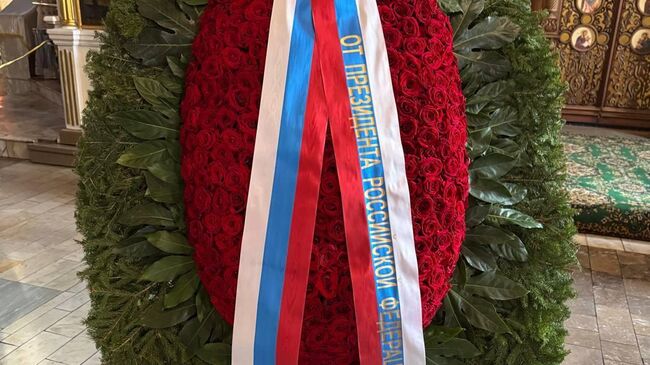 Венок от президента России Владимира Путина на церемонии прощания с погибшим военным корреспондентом РИА Новости Иваном Зуевым Венок от президента России Владимира Путина на церемонии прощания с погибшим военным корреспондентом РИА Новости Иваном Зуевым