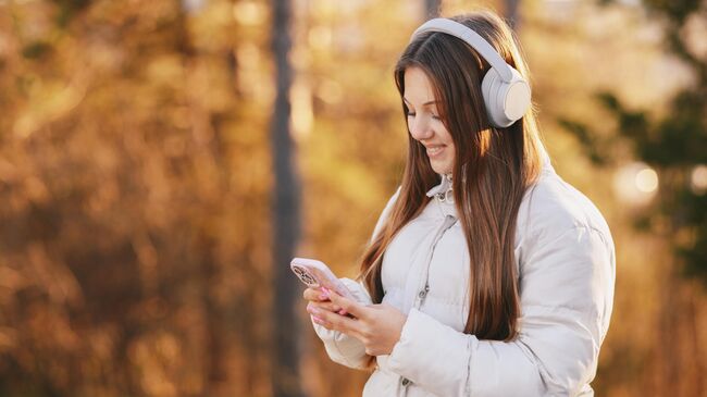 Девушка использует смартфон