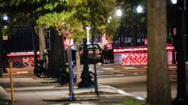 Автомобиль, въехавший в ворота Секретной службы США возле Белого дома в Вашингтоне