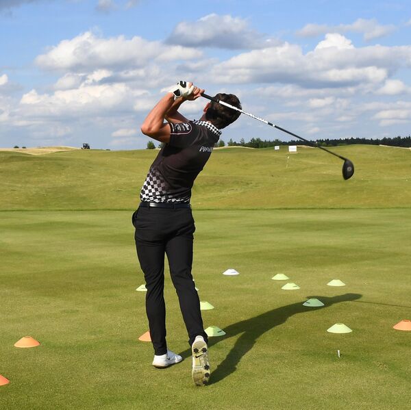 Участник турнира по гольфу в рамках международного фестиваля интеллектуальных видов спорта Сильные фигуры в гольф-клубе Завидово