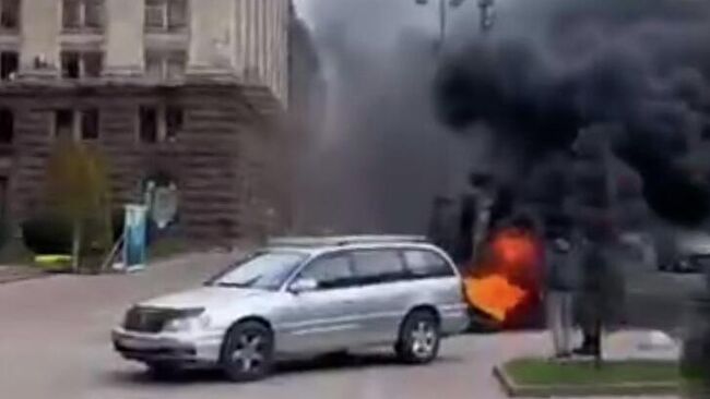 Неизвестные подожгли автопокрышки у здания Киевской городской администрации