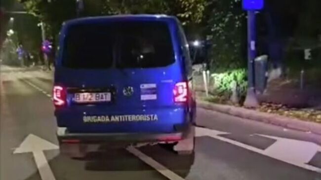 Экстренные службы на месте происшествия, где мужчина пытался протаранить автомобилем ворота российского посольства в Бухаресте